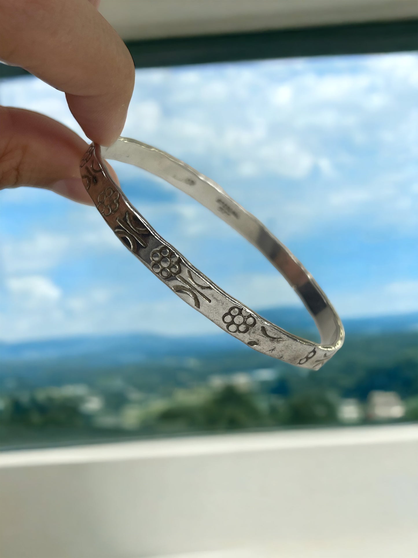 Vintage Flower Style Round Bangle
