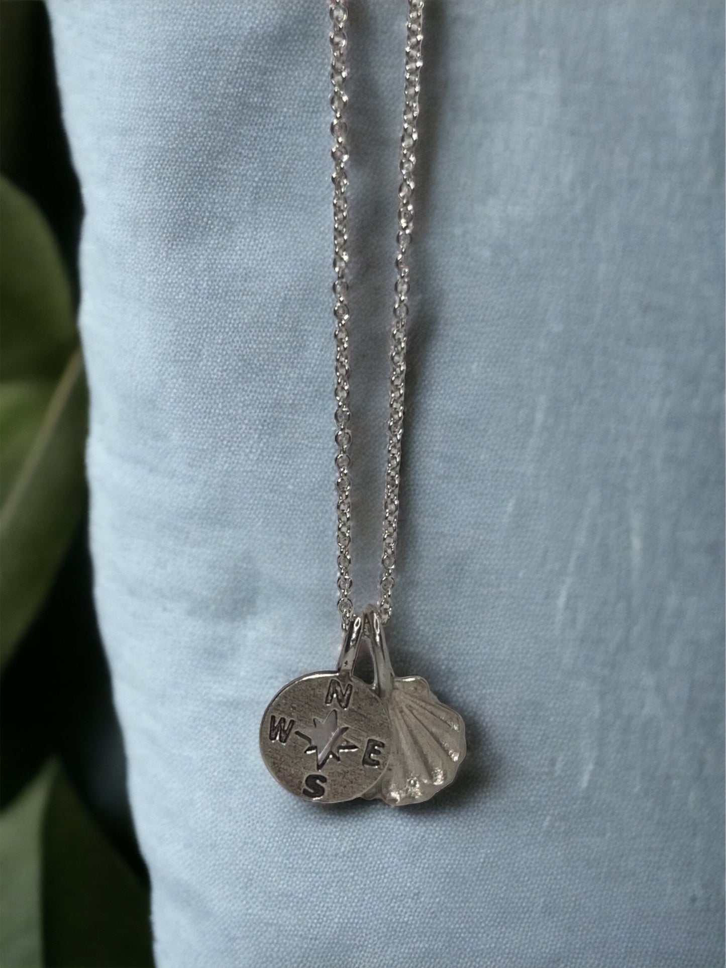 Collar de conchas y brújula