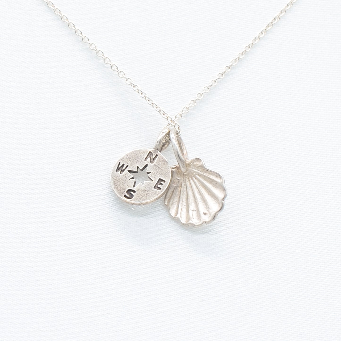 Collar de conchas y brújula